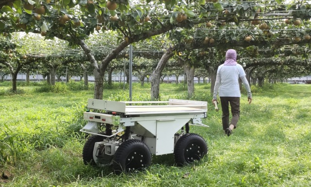 スマート農業ロボット「CP200」｜自動追従・傾斜対応の次世代運搬ロボット【DONKEY】